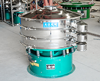 旋振筛多采用立式振动电机作为激振来源，利用偏心块的夹角的不同实现物料在筛网上运动的轨迹调整。