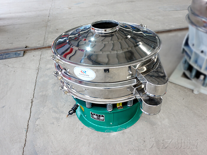  圆形旋振筛材质由：不锈钢+碳钢，全碳钢，全不锈钢三种不同材质可供选择。